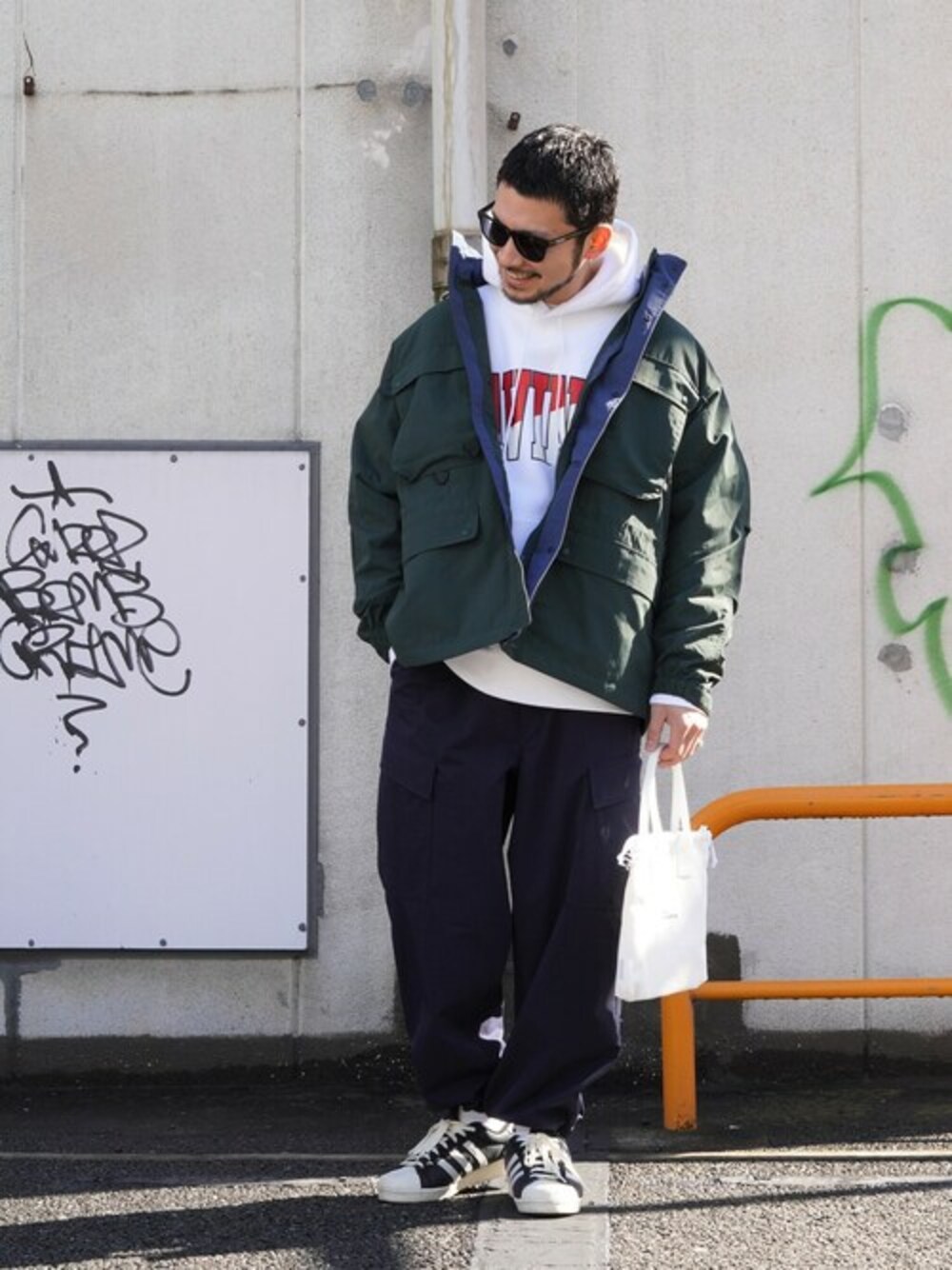 「スニーカー、サングラス、スウェットパーカー、WP」｜「WPのWP / ダブリューピー：WP×CAMBER WORLD GREATS D PULL PARKA：WP08-T177[WAX]（パーカー、ホワイト系）」を使った、ARKnets STAFFさん（メンズ・178cm）の夏コーディネートの1枚目の写真