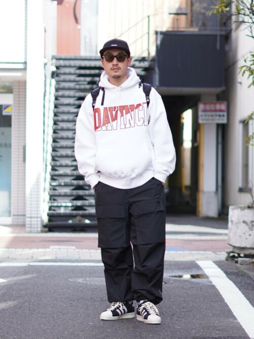 「スニーカー、キャップ、サングラス、カーゴパンツ、CAMBER、スウェットパーカー、WP」｜「WPのWP / ダブリューピー：WP×CAMBER WORLD GREATS D PULL PARKA：WP08-T177[WAX]（パーカー、ホワイト系）」を使った、ARKnets STAFFさん（メンズ・178cm）の夏コーディネートの1枚目の写真