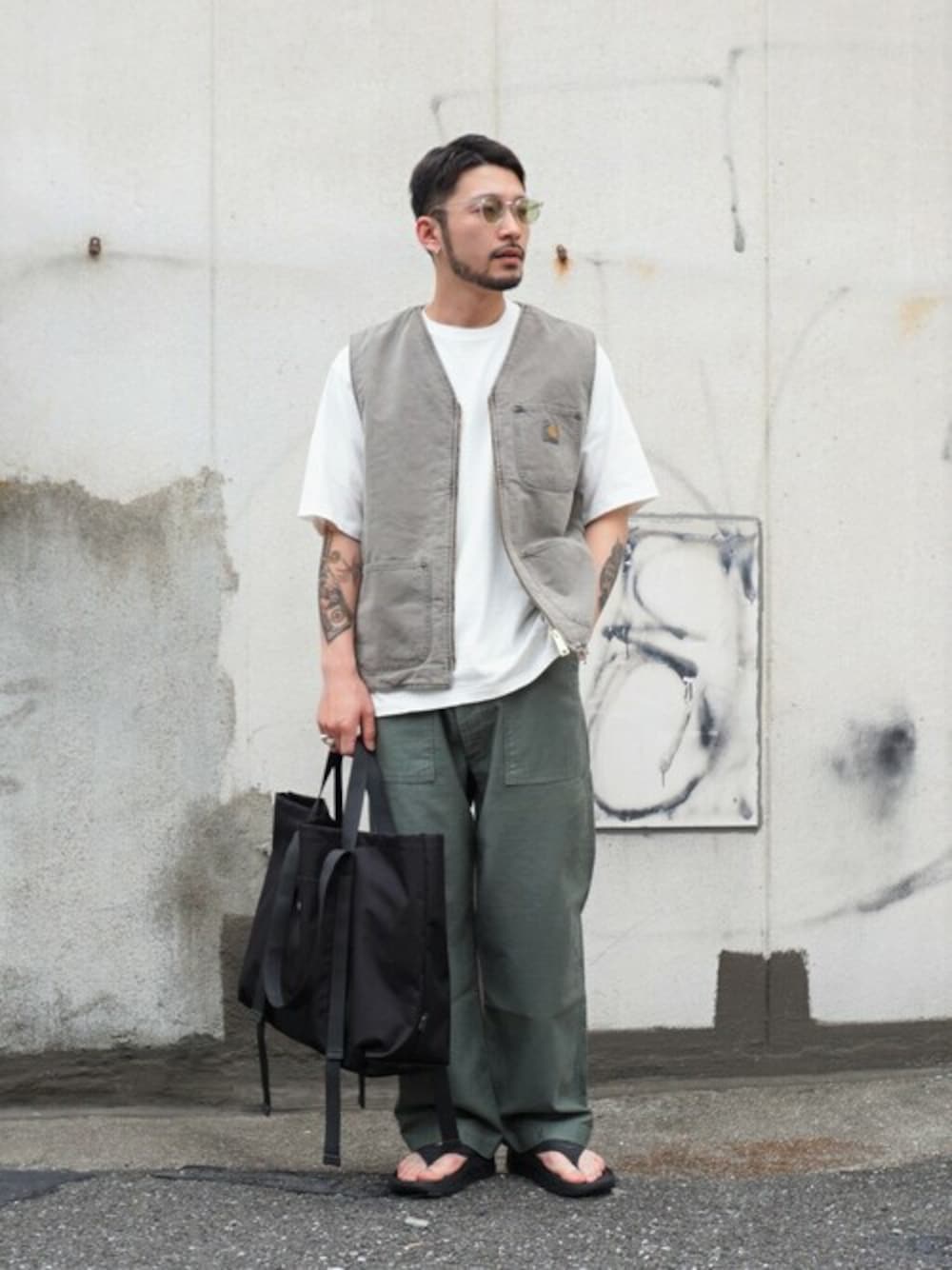 ホワイト系のTシャツ/カットソー、ホワイト系のTシャツ/カットソー、グリーン系のその他パンツを着用したメンズの夏コーディネートの1枚目の写真