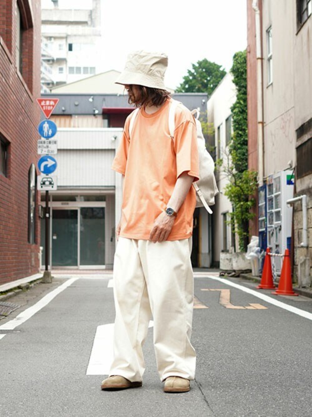 オレンジ系のTシャツ/カットソーを着用したメンズの夏コーディネートの1枚目の写真