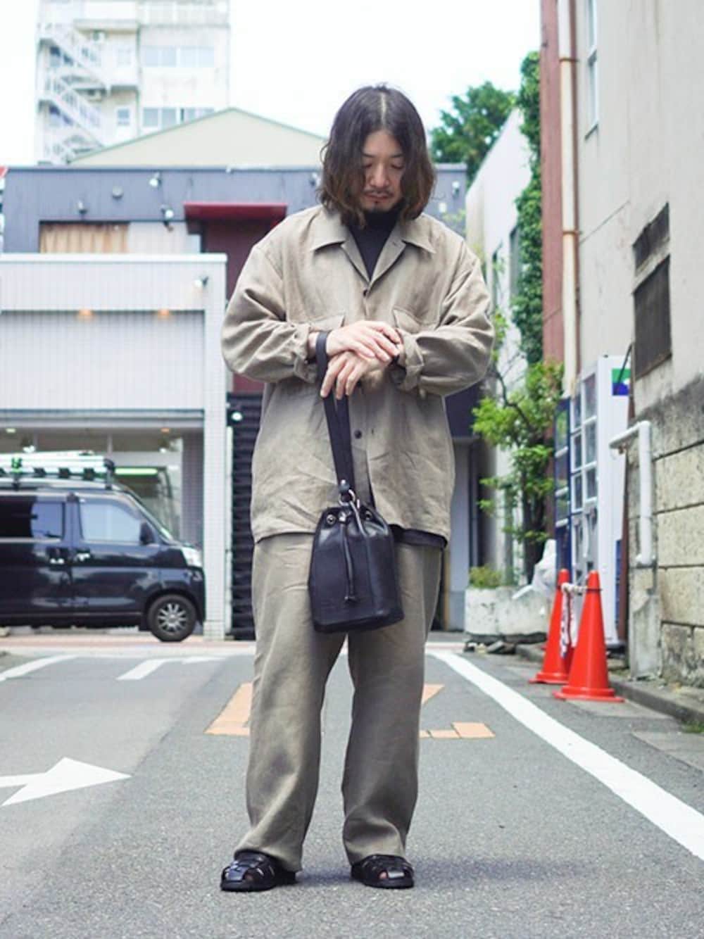 ベージュ系のその他パンツ、ベージュ系のその他アウターを着用したメンズの夏コーディネートの1枚目の写真