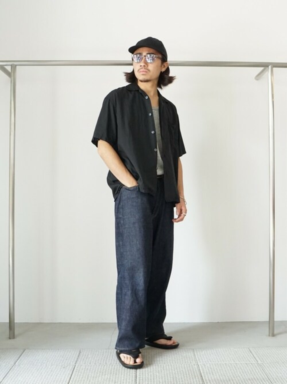 ブラック系のシャツ/ブラウス、ブルー系のデニムパンツを着用したメンズの夏コーディネートの1枚目の写真