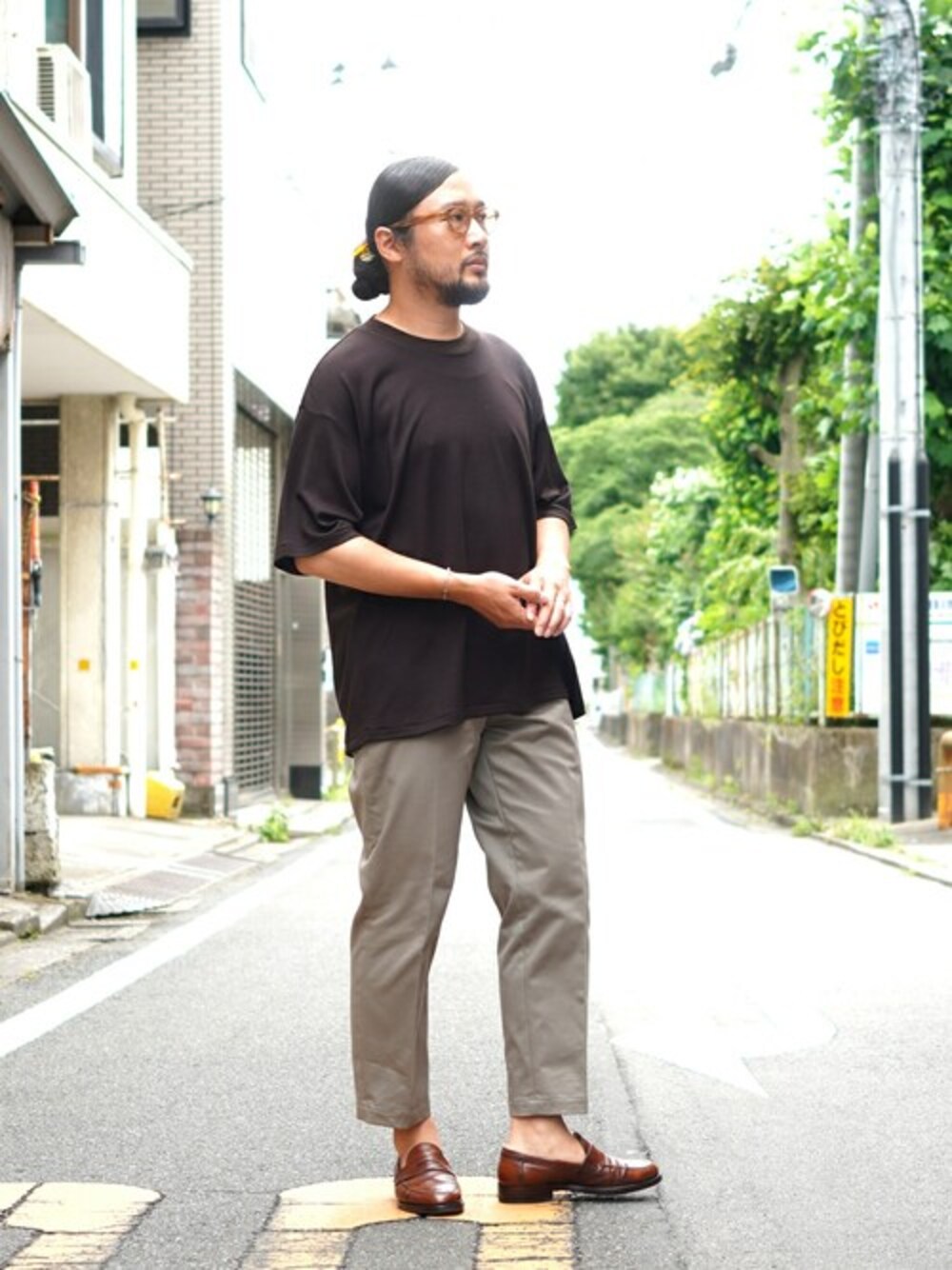 ブラウン系のTシャツ/カットソーを着用したメンズの夏コーディネートの1枚目の写真
