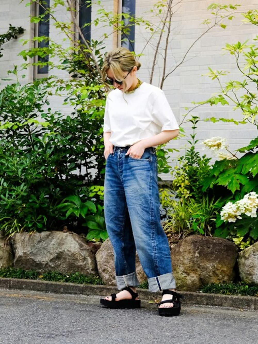 「古着、柄シャツ、ヴィンテージ、ボーイフレンドデニム、オーバーサイズ、サンダル、インディゴデニム、フラッグスポーツ、FLAG SPORT」｜「FLAG SPORTのFLAG SPORT / フラッグスポーツ：Lot.FS007：FS007[STD]（デニムパンツ、ブルー系）」を使った、ARKnets STAFFさん（レディース・154cm）の夏コーディネートの1枚目の写真