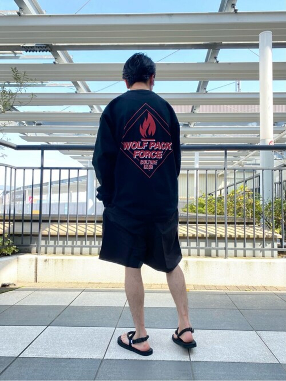 「ビッグシルエット、ショートパンツ、オールブラック、ロンT、休日スタイル、サンダル、WP」｜「WPのWP / ダブリューピー：WP×CAMBER FIRE L/Tee：WP07-T124[WAX]（Tシャツ/カットソー、ブラック系）」を使った、ARKnets STAFFさん（メンズ・171cm）の夏コーディネートの1枚目の写真