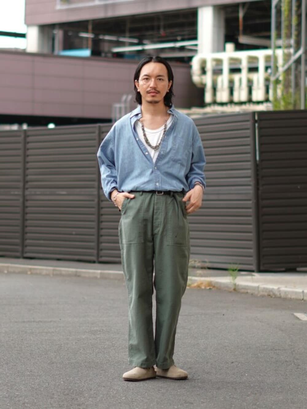 「デニム、アメカジ、カラーパンツ、休日スタイル、きれいめカジュアル、シンプルコーデ、夏コーデ、アメカジコーデ、PORT BY ARK、ポートバイアーク」｜「PORT BY ARKのPORT BY ARK / ポートバイアーク：Turquoise Necklace：PO11-N001[COR]（ネックレス、ブルー系）」を使った、ARKnets STAFFさん（メンズ・175cm）の夏コーディネートの1枚目の写真