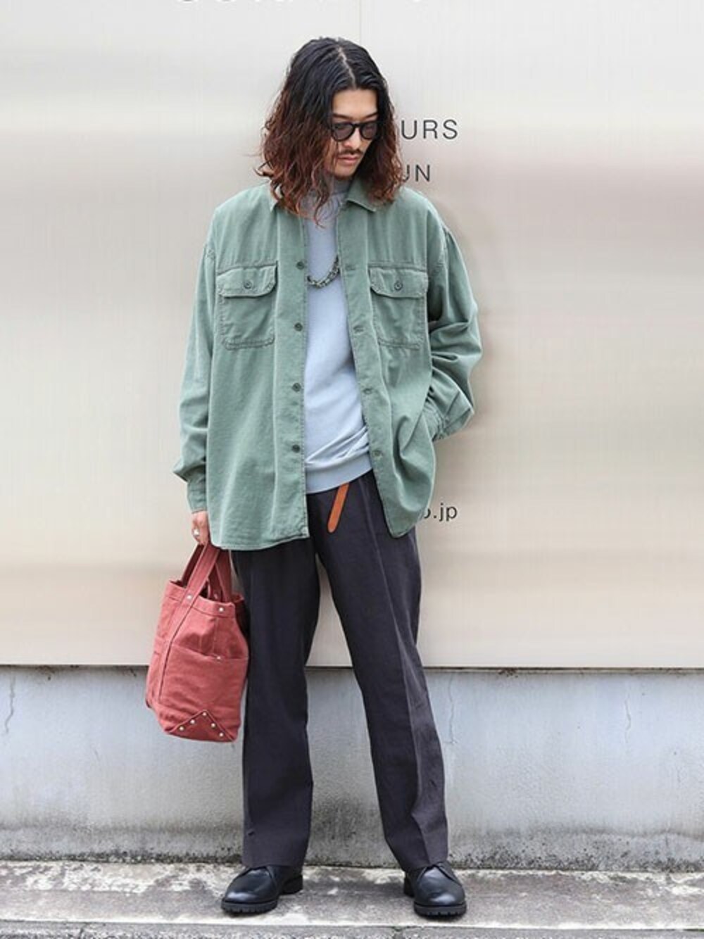 「ミリタリー、スラックス、大人カジュアル、リネン、PORT BY ARK、ポートバイアーク、ARKnets」｜「PORT BY ARKのPORT BY ARK / ポートバイアーク：1tuck Trousers-Herringbone-：PO11-P003[COR]（その他パンツ、ブラック系）」を使った、ARKnets STAFFさん（メンズ・173cm）の夏コーディネートの1枚目の写真