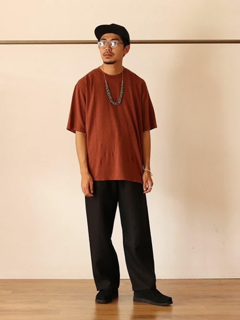ブラック系のその他パンツ、ブルー系のネックレスを着用したメンズの夏コーディネートの1枚目の写真