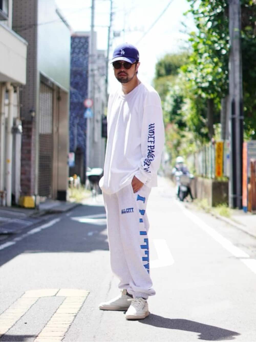 「スウェット、スニーカー、キャップ、サングラス、ロンT、プリントT、WP」｜「WPのWP / ダブリューピー：WP×CAMBER BIG TAG L/Tee：WP08-T144[WAX]（Tシャツ/カットソー、ホワイト系）」を使った、ARKnets STAFFさん（メンズ・180cm）の夏コーディネートの1枚目の写真