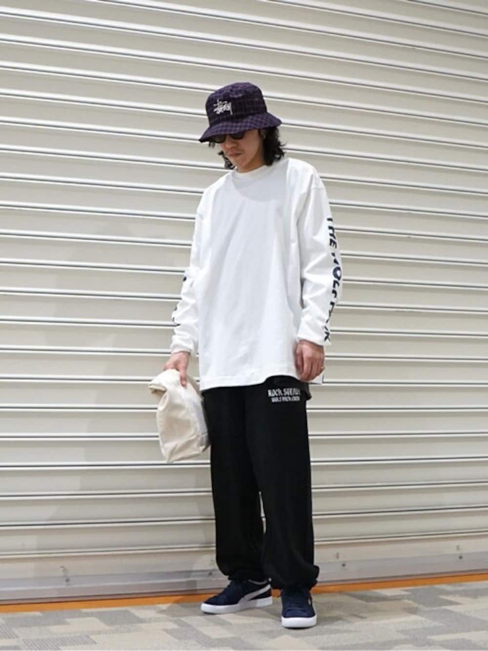 「スウェットパンツ、スニーカー、サングラス、ロンT、バケットハット、WP」｜「WPのWP / ダブリューピー：WP×CAMBER SCRATCH L/Tee：WP07-T123[WAX]（Tシャツ/カットソー、ホワイト系）」を使った、ARKnets STAFFさん（メンズ・168cm）の夏コーディネートの1枚目の写真