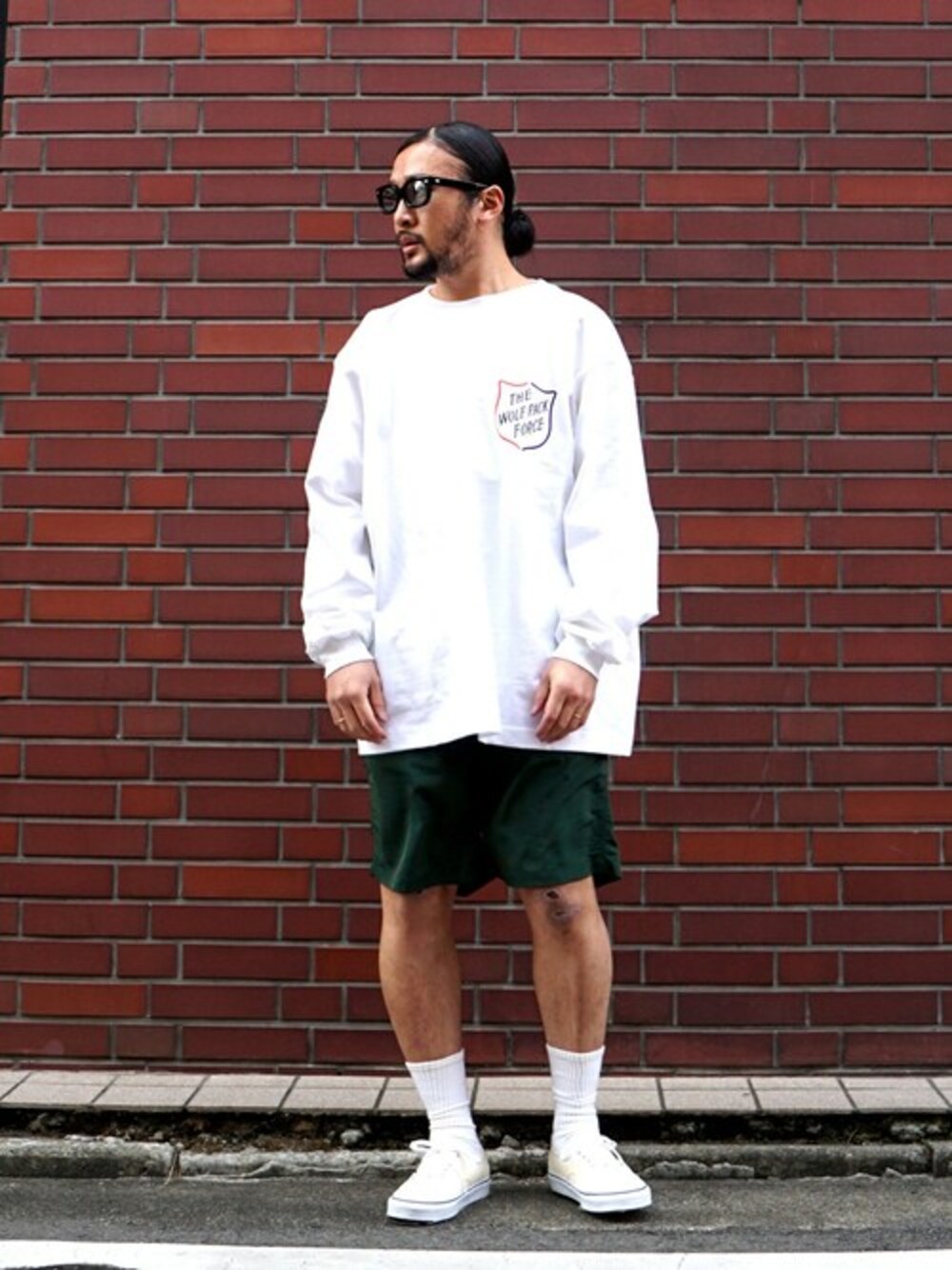 「スニーカー、サングラス、ショーツ、ソックス、WP」｜「WPのWP / ダブリューピー：WP×CAMBER EMBLEM3 L/Tee：WP07-T121[WAX]（Tシャツ/カットソー、ブルー系）」を使った、ARKnets STAFFさん（メンズ・170cm）の夏コーディネートの1枚目の写真