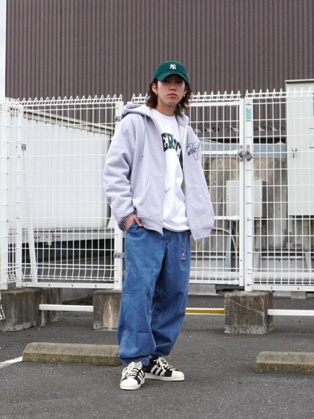 「スウェット、スニーカー、キャップ、パーカー、アディダス、WP」｜「WPのWP / ダブリューピー：WP×CAMBER WISEMAN C L/Tee：WP08-T155[WAX]（Tシャツ/カットソー、ブラック系）」を使った、ARKnets STAFFさん（メンズ・172cm）の夏コーディネートの1枚目の写真