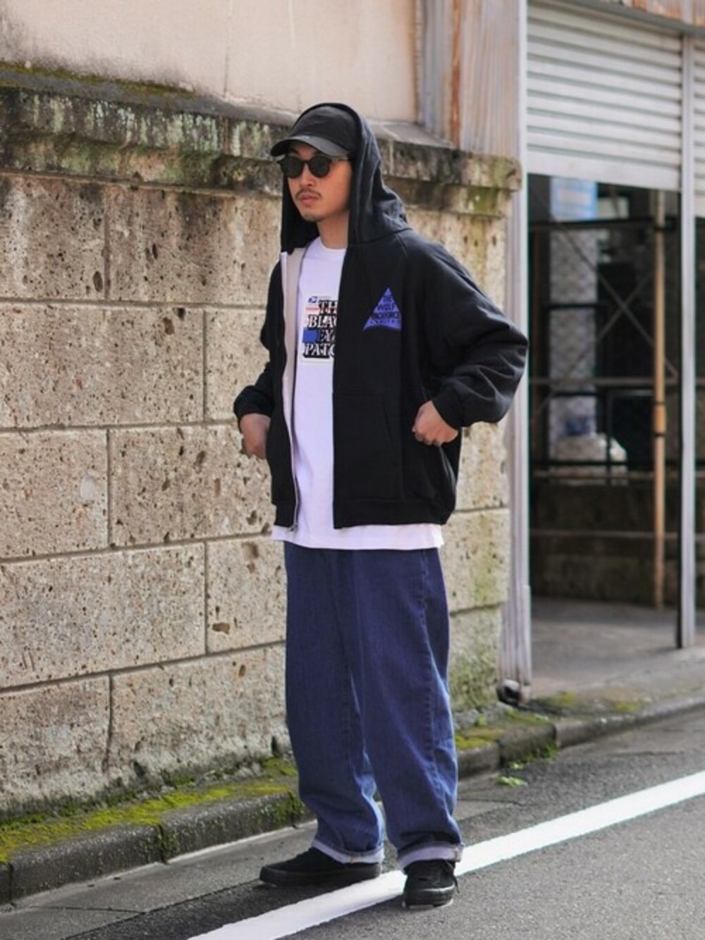 「キャップ、パーカー、ストリート、サングラス、デニムパンツ、WP」｜「WPのWP / ダブリューピー：WP×CAMBER TRIANGLE ZIP PARKA：WP04-T039[WAX]（パーカー、ブラック系）」を使った、ARKnets STAFFさん（メンズ・173cm）の夏コーディネートの1枚目の写真