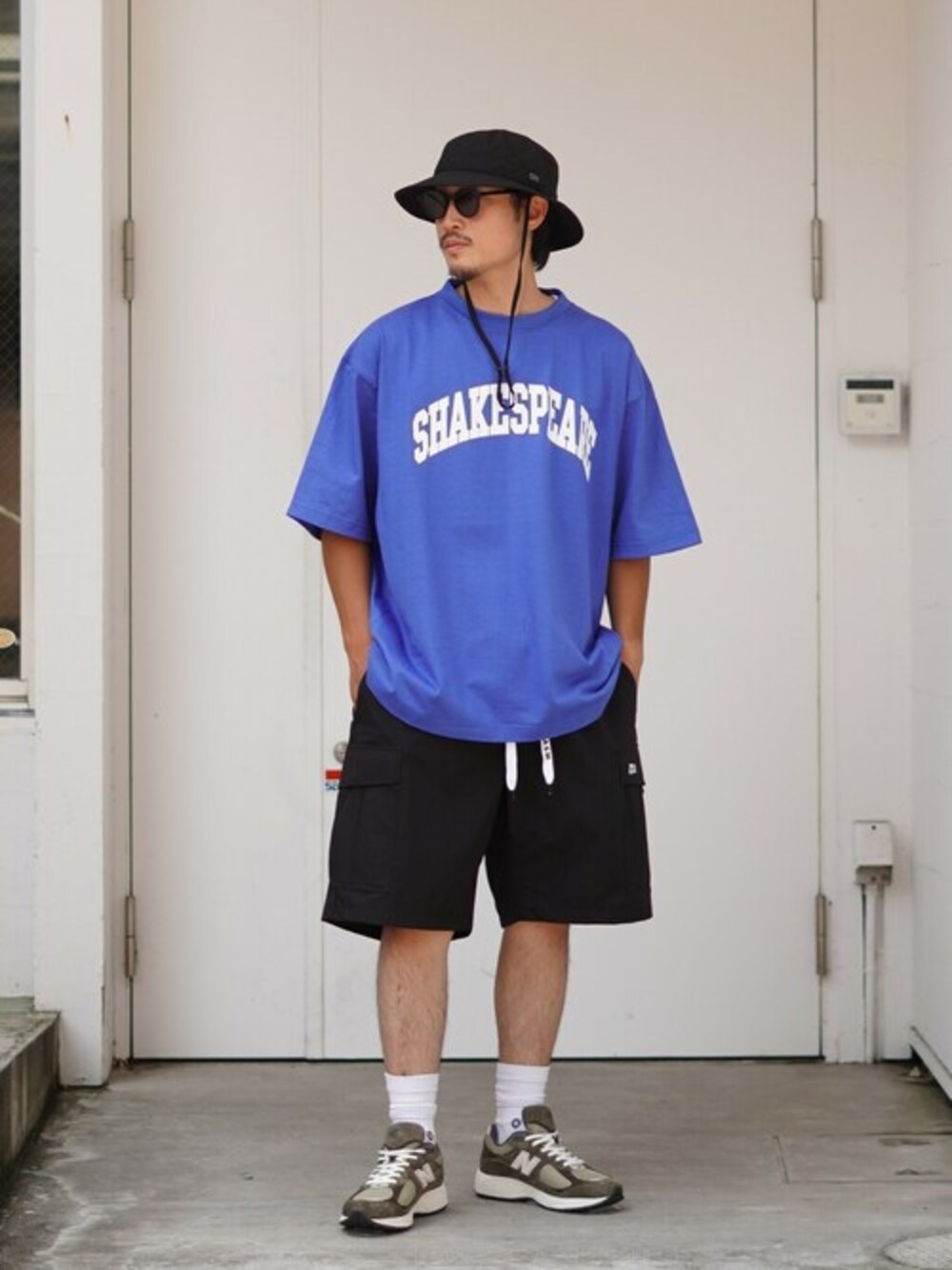 「スニーカー、New Balance、ハット、カーゴパンツ、ハーフパンツ、ショーツ、カレッジロゴ、カーゴショーツ、WP、ABU GARCIA」｜「ABU GARCIAのAbu Garcia / アブガルシア：【ONLY ARK】別注 3LAYER CARGO SHORTS：ONLYARK-0-3004[NOA]（その他パンツ、ブラック系）」を使った、ARKnets STAFFさん（メンズ・173cm）の夏コーディネートの1枚目の写真