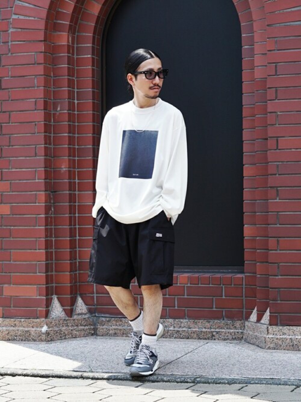 「スニーカー、サングラス、カーゴパンツ、ハーフパンツ、ショーツ、stein、ABU GARCIA」｜「ABU GARCIAのAbu Garcia / アブガルシア：【ONLY ARK】別注 3LAYER CARGO SHORTS：ONLYARK-0-3004[NOA]（その他パンツ、ブラック系）」を使った、ARKnets STAFFさん（メンズ・165cm）の夏コーディネートの1枚目の写真