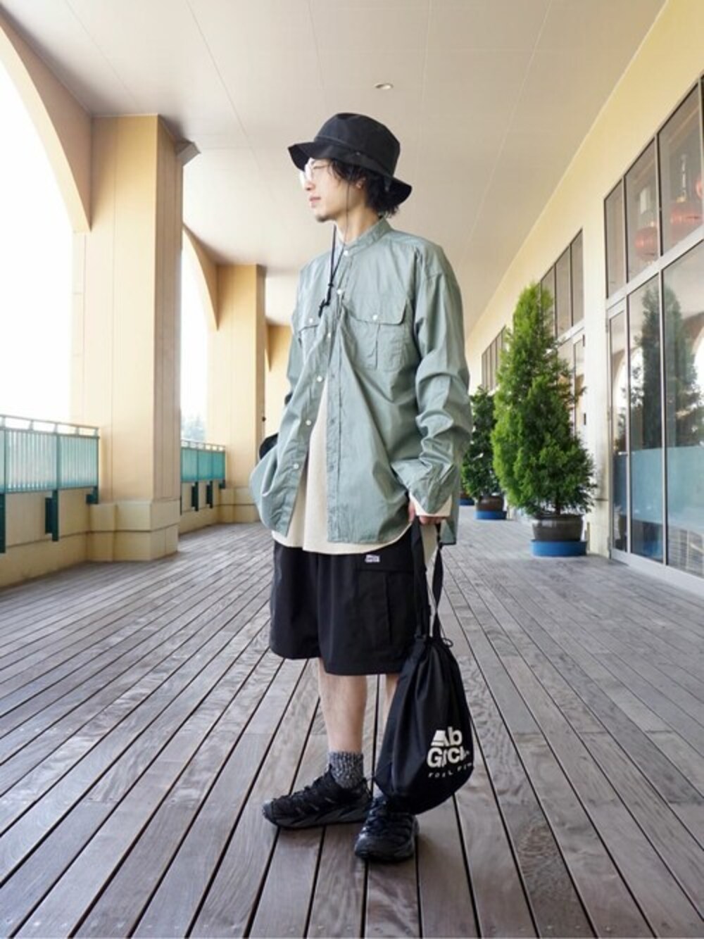 「スニーカー、シャツ、ハット、カーゴパンツ、カーゴショーツ、PORT BY ARK、ABU GARCIA」｜「ABU GARCIAのAbu Garcia / アブガルシア：【ONLY ARK】別注 3LAYER CARGO SHORTS：ONLYARK-0-3004[NOA]（その他パンツ、ブラック系）」を使った、ARKnets STAFFさん（メンズ・168cm）の夏コーディネートの1枚目の写真