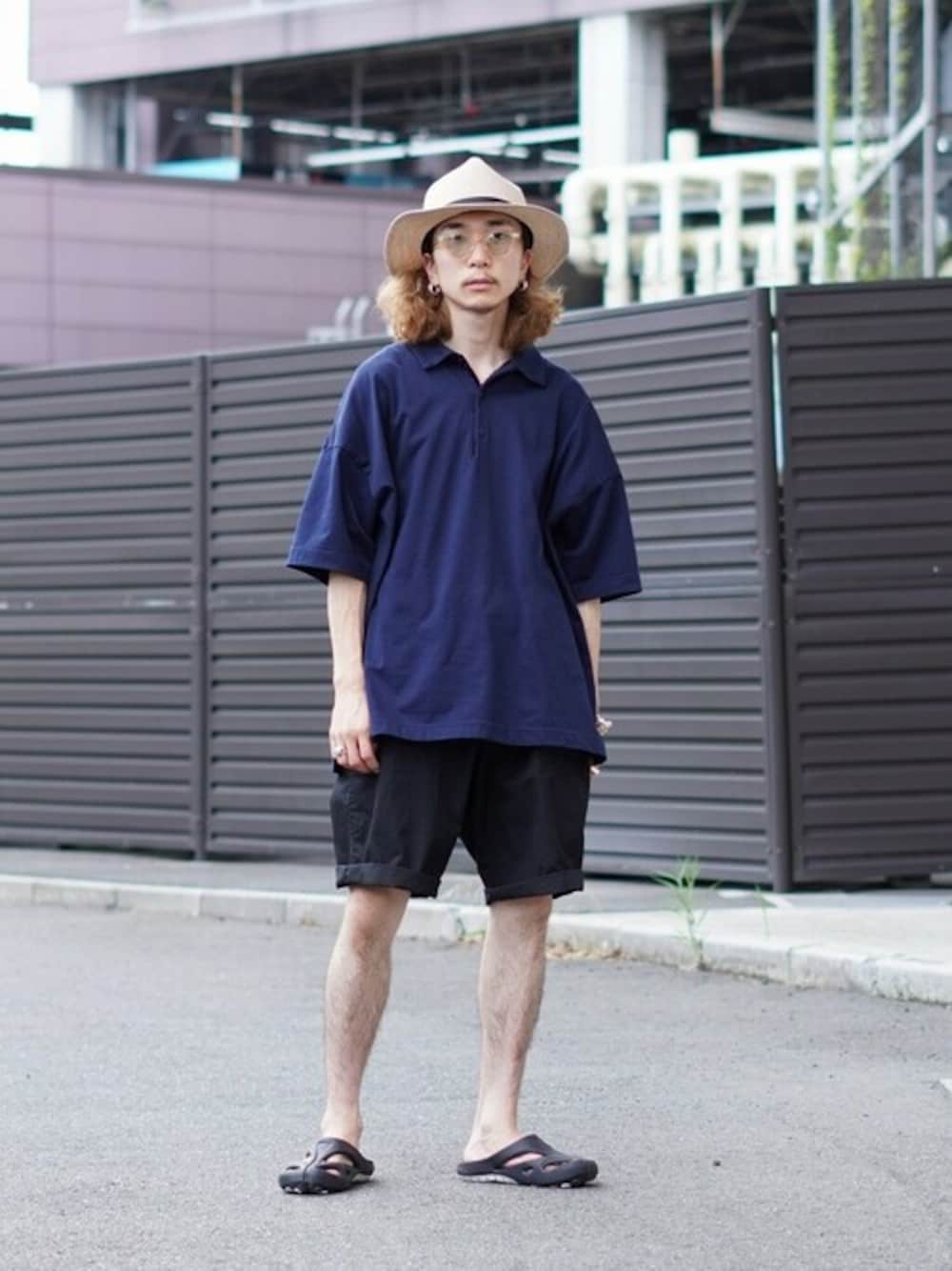 「gold、ハーフパンツ、THE NORTH FACE、ポロシャツ、keen、シンプルコーデ、メガネ男子、麦わら帽子、カジュアルコーデ、JULIUS TART OPTICAL」｜「GOLDのGOLD / ゴールド : VENTILE(R) BRITISH UTILITY SHORTS : 22A-GL52280[MUS]（その他パンツ、ブラック系）」を使った、ARKnets STAFFさん（メンズ・171cm）の夏コーディネートの1枚目の写真