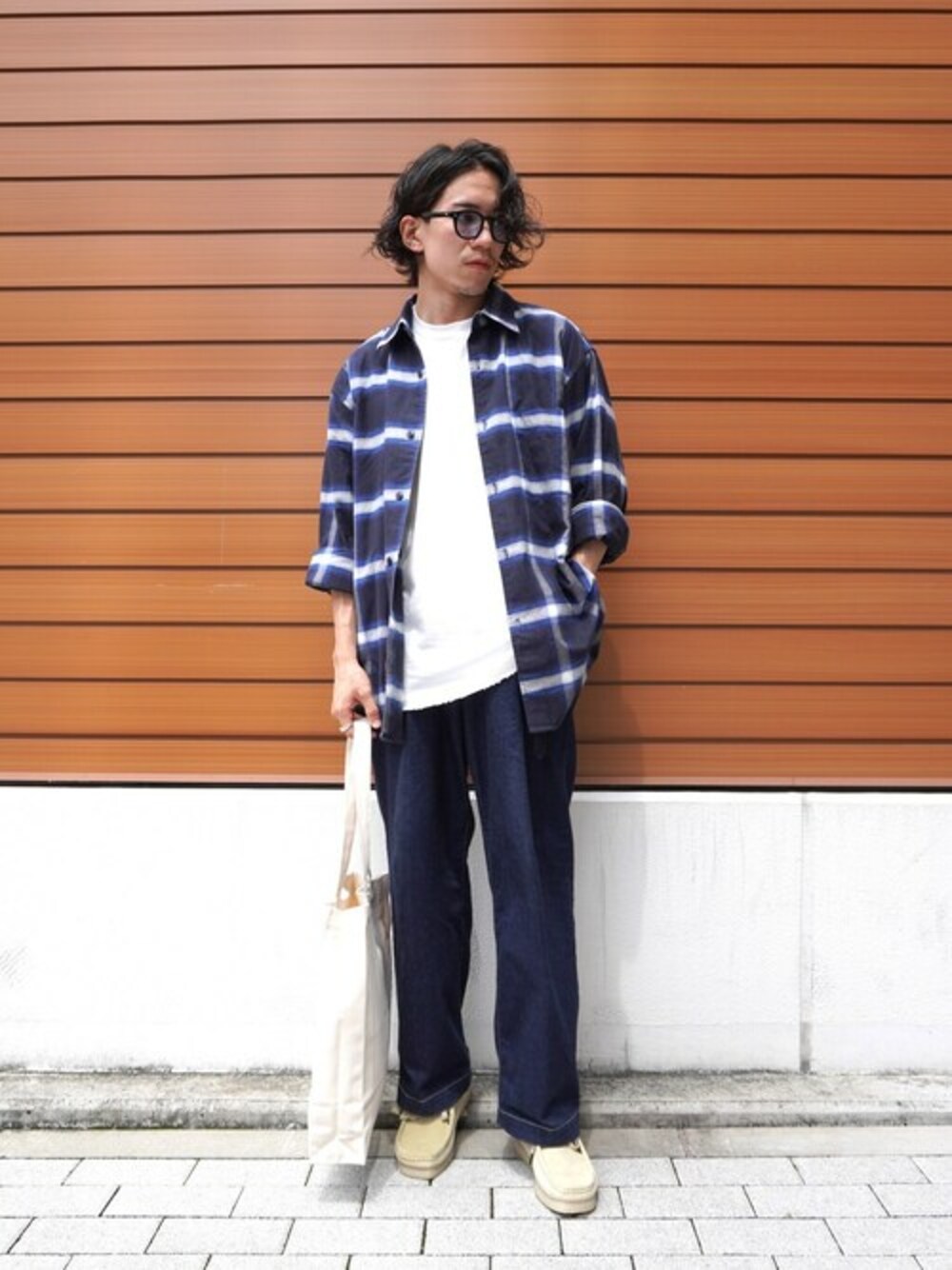 ブルー系のシャツ/ブラウス、ブルー系のデニムパンツを着用したメンズの夏コーディネートの1枚目の写真