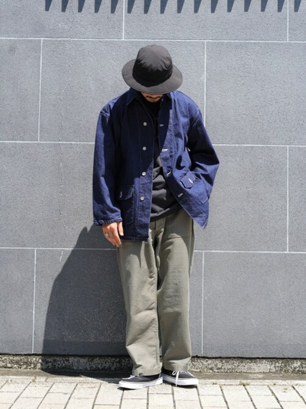 「スニーカー、デニムジャケット、ハット、秋服準備はじめました、CIOTA、ABU GARCIA、REMI RELIEF NAVY LABEL、VANS CLASSICS」｜「ABU GARCIAのAbu Garcia / アブガルシア：【ONLY ARK】別注 3LAYER SAFARI HAT：ONLYARK-0-7003[NOA]（ハット、ブラック系）」を使った、ARKnets STAFFさん（メンズ・178cm）の夏コーディネートの1枚目の写真