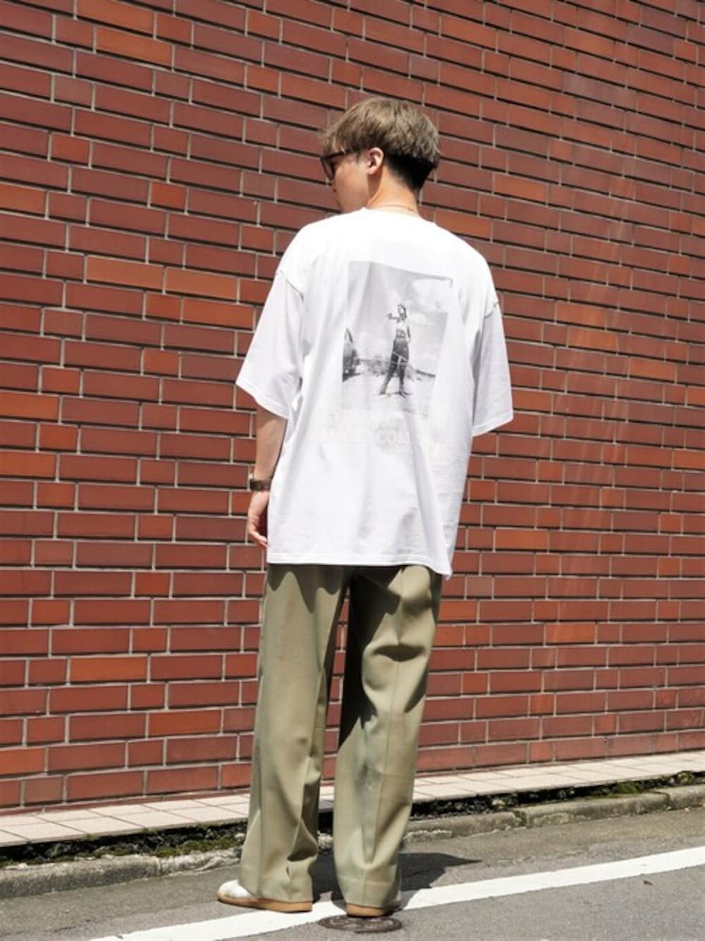 ホワイト系のTシャツ/カットソーを着用したメンズの夏コーディネートの1枚目の写真