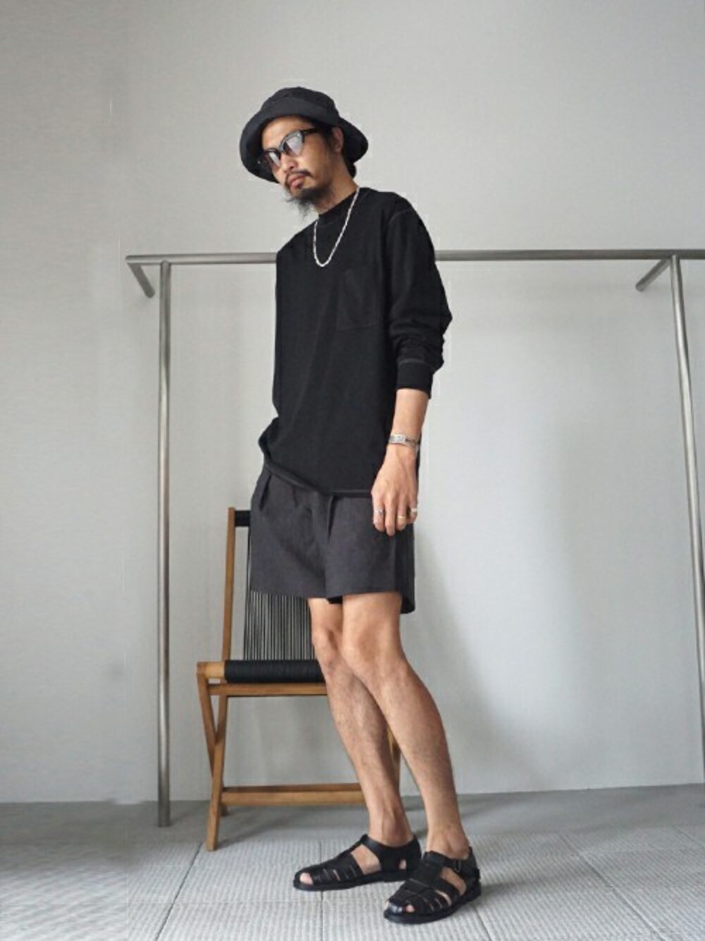 「ショートパンツ、モノトーン、大人カジュアル、ハーフパンツ、グルカサンダル、PORT BY ARK、ポートバイアーク、ARKnets」｜「PORT BY ARKのPORT BY ARK / ポートバイアーク：1tuck Shorts-Herringbone-：PO11-P002[COR]（その他パンツ、ブラック系）」を使った、ARKnets STAFFさん（メンズ・183cm）の夏コーディネートの1枚目の写真