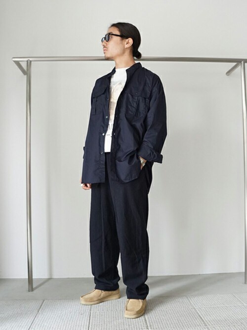 ブルー系のシャツ/ブラウスを着用したメンズの夏コーディネートの1枚目の写真