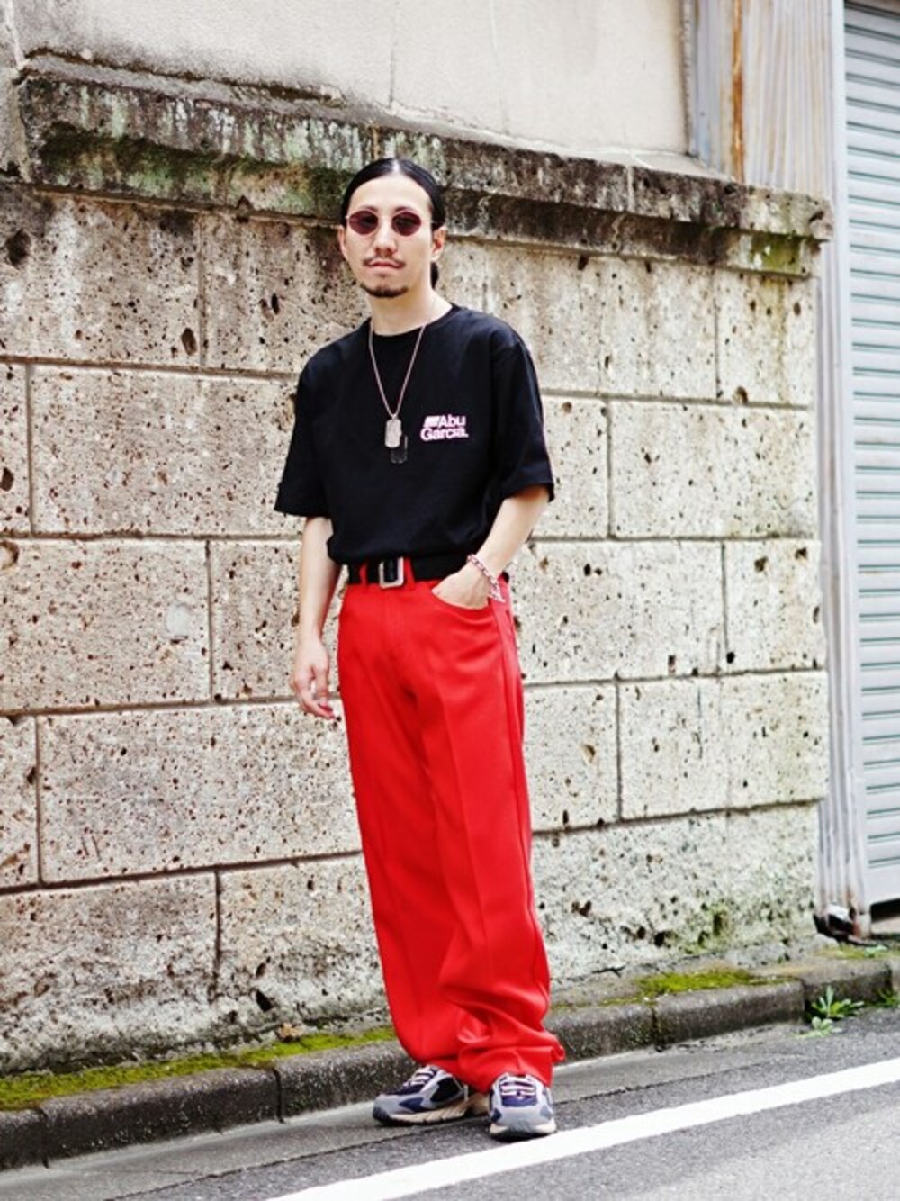 「ネックレス、スニーカー、Tシャツ、スラックス、サングラス、タックイン、DAIRIKU、ABU GARCIA」｜「ABU GARCIAのAbu Garcia / アブガルシア：【ONLY ARK】別注 PRINT TEE：ONLYARK-0-2004[NOA]（Tシャツ/カットソー、ブラック系）」を使った、ARKnets STAFFさん（メンズ・165cm）の夏コーディネートの1枚目の写真