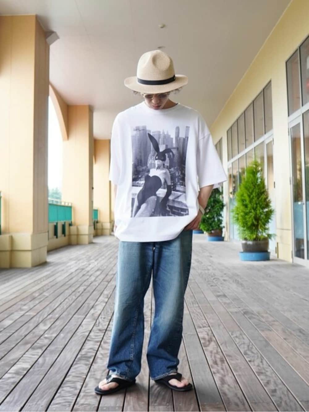 ホワイト系のTシャツ/カットソーを着用したメンズの夏コーディネートの1枚目の写真