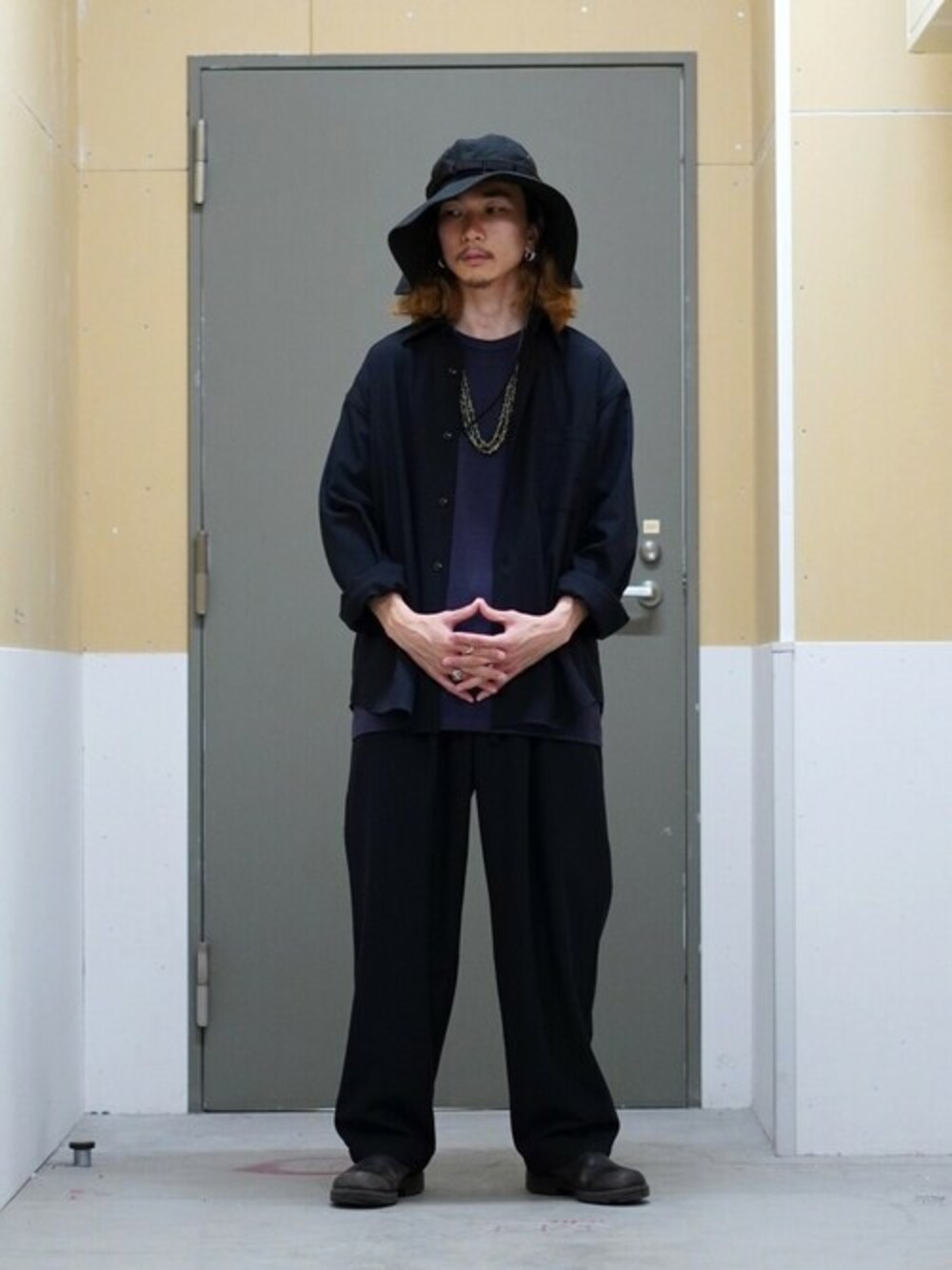「セットアップ、ブーツ、スラックス、orslow、ハット、gold、長袖シャツ、イージーパンツ、blundstone、FLAG SPORT」｜「orSlowのOrslow / オアスロウ：【ONLY ARK】別注 US ARMY JUNGLE HAT WIDE BRIM：ONLYARK-0-7005[STD]（ハット、ブラック系）」を使った、ARKnets STAFFさん（メンズ・171cm）の秋コーディネートの1枚目の写真