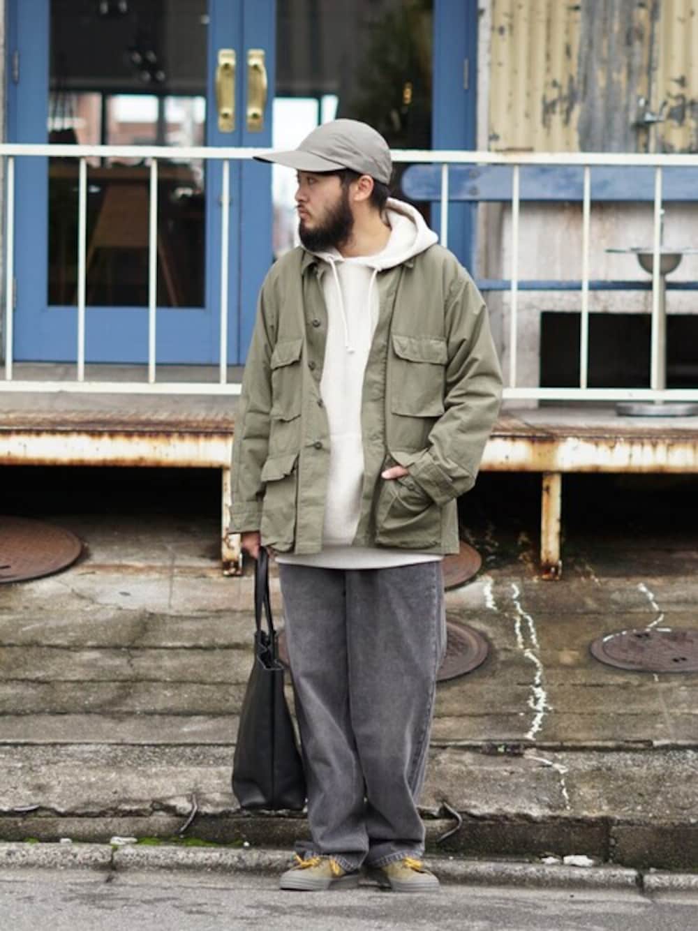 「スウェット、スニーカー、キャップ、パーカー、orslow、ミリタリージャケット、デニムパンツ、Champion」｜「orSlowのOrslow / オアスロウ：【ONLY ARK】別注 B.D.U JACKET：ONLYARK-0-1010[STD]（ミリタリージャケット、グリーン系）」を使った、ARKnets STAFFさん（メンズ・172cm）の秋コーディネートの1枚目の写真