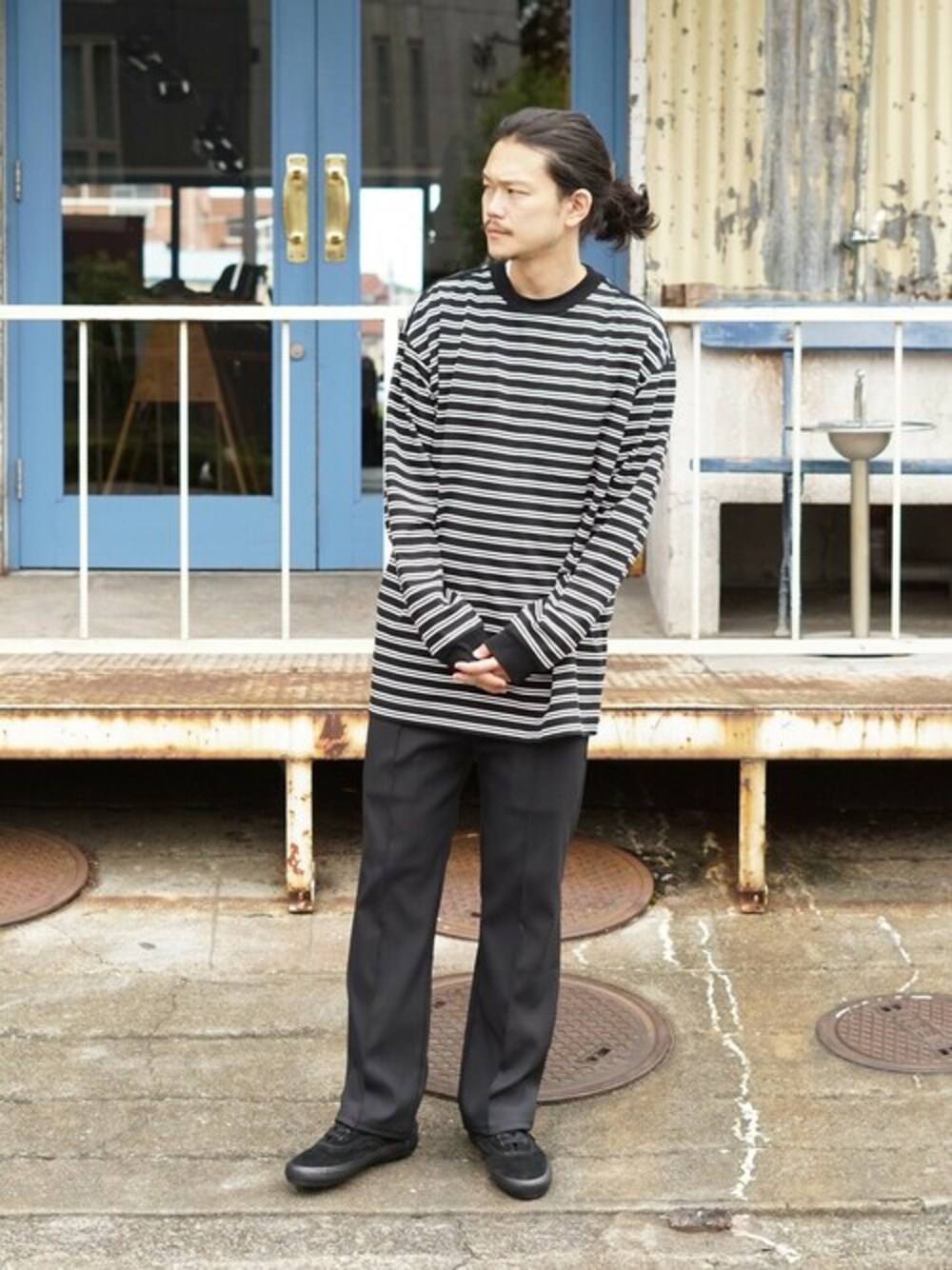 「カットソー、スニーカー、イージーパンツ、AURALEE、REPRODUCTION OF FOUND、BALLAST ARK、VINTAGE TIFFANY」｜「BALLAST ARKのBALLAST ARK / バラストアーク：FLARE EAZY PANTS：BA06-P003[AST]（スラックス、ブラック系）」を使った、ARKnets STAFFさん（メンズ・178cm）の秋コーディネートの1枚目の写真