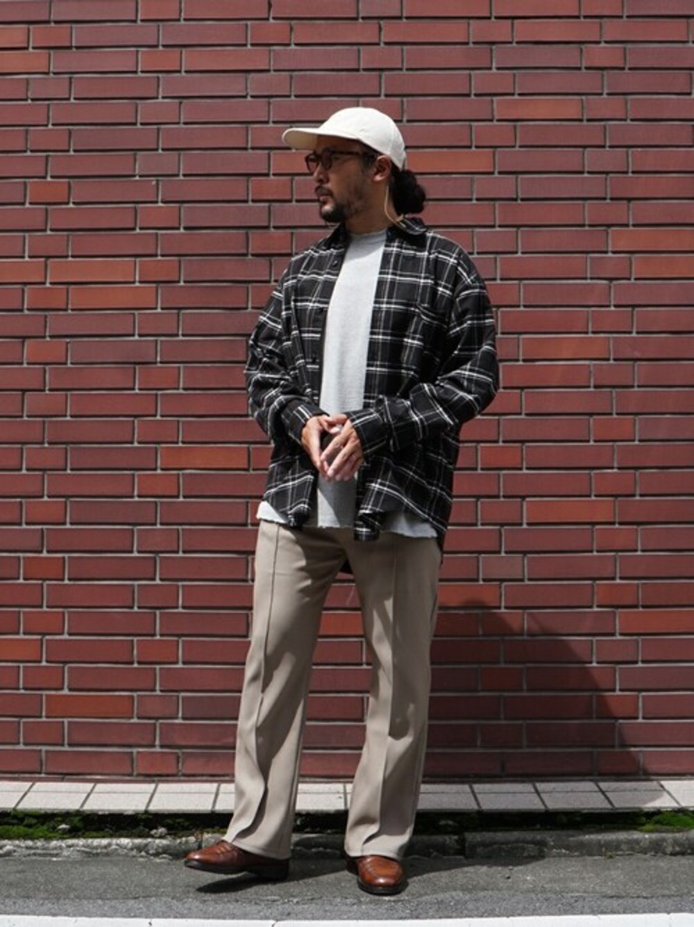 「nonnative、gold、F.lli Giacometti、JULIUS TART OPTICAL、BALLAST ARK」｜「BALLAST ARKのBALLAST ARK / バラストアーク：FLARE EAZY PANTS：BA06-P003[AST]（スラックス、ベージュ系）」を使った、ARKnets STAFFさん（メンズ・170cm）の秋コーディネートの1枚目の写真