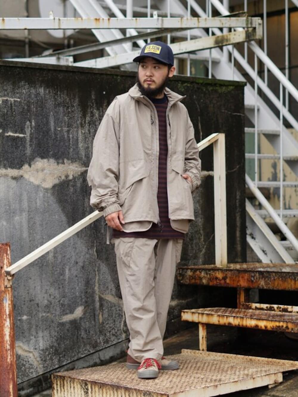 「カットソー、ボーダー、アメカジ、ストリート、TIMEX、FILSON、アーバンアウトドア、COMFY OUTDOOR GARMENT、BALLAST ARK」｜「BALLAST ARKのBALLAST ARK / バラストアーク：BIG SIZE BORDER L/S TEE：BA06-T001[AST]（Tシャツ/カットソー、ブラウン系）」を使った、ARKnets STAFFさん（メンズ・172cm）の秋コーディネートの1枚目の写真