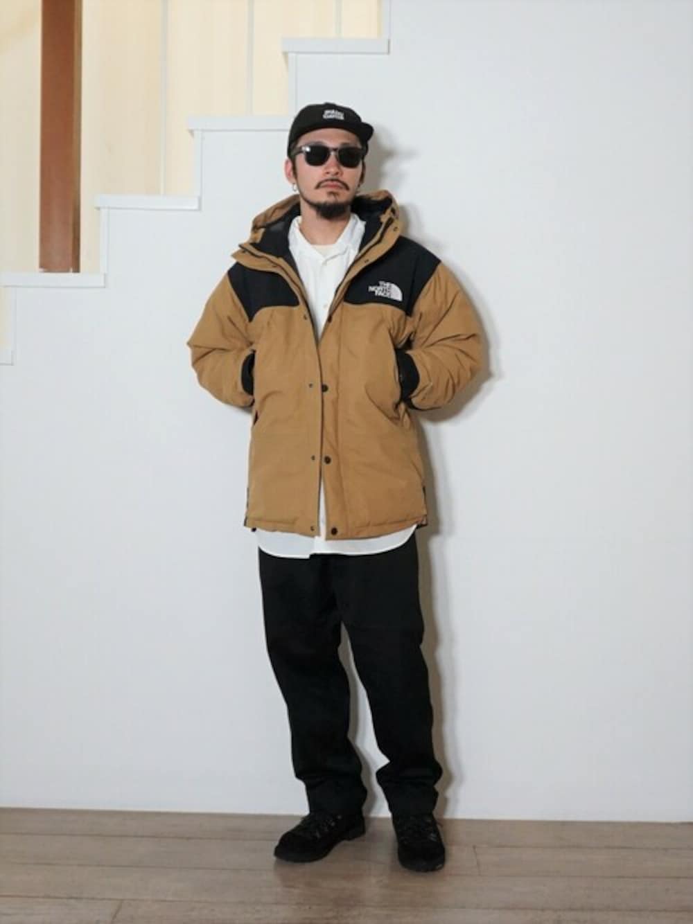 「ダウンジャケット、ブーツ、アウトドアスタイル、キャップ、サングラス、THE NORTH FACE、Danner、ABU GARCIA、DAIWA PIER39」｜「ABU GARCIAのAbu Garcia / アブガルシア：【ONLY ARK】別注 3LAYER 6PANNEL CAP：ONLYARK-0-7002[NOA]（キャップ、ブラック系）」を使った、ARKnets STAFFさん（メンズ・178cm）の秋コーディネートの1枚目の写真