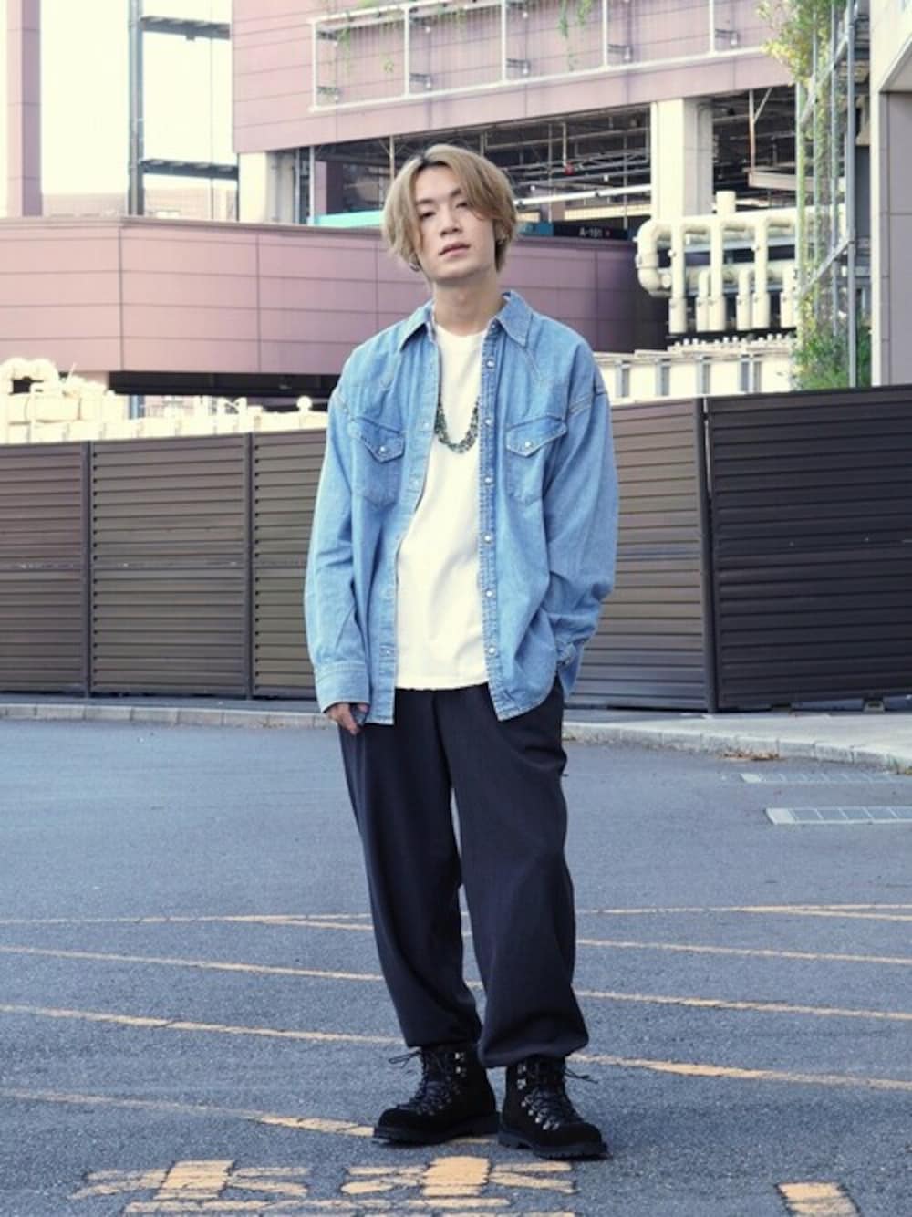 「ネックレス、ブーツ、スラックス、デニムシャツ、gold、Danner、marka、PORT BY ARK、REMI RELIEF NAVY LABEL、ONLY ARK」｜「DannerのDanner / ダナー：【ONLY ARK】別注 Mountain boots：ONLYARK-0-5007[ASD]（ブーツ、ブラック系）」を使った、ARKnets STAFFさん（メンズ・171cm）の秋コーディネートの1枚目の写真