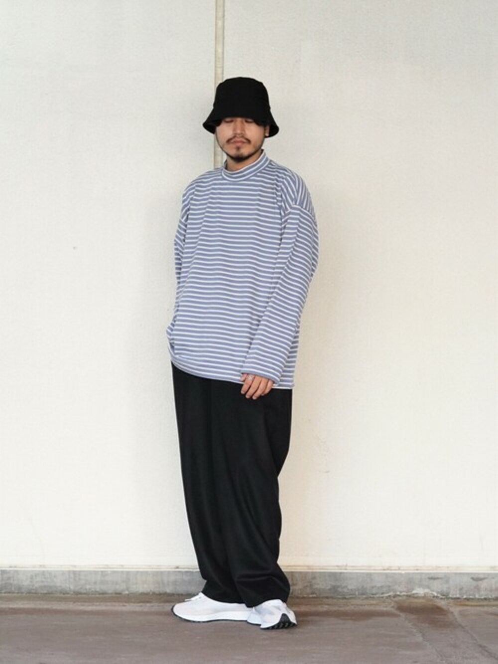 ブルー系のTシャツ/カットソーを着用したメンズの秋コーディネートの1枚目の写真