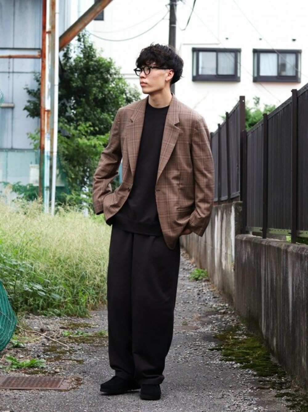 ブラック系のブーツ、グレー系のTシャツ/カットソー、グレー系のスウェットパンツを着用したメンズの秋コーディネートの1枚目の写真