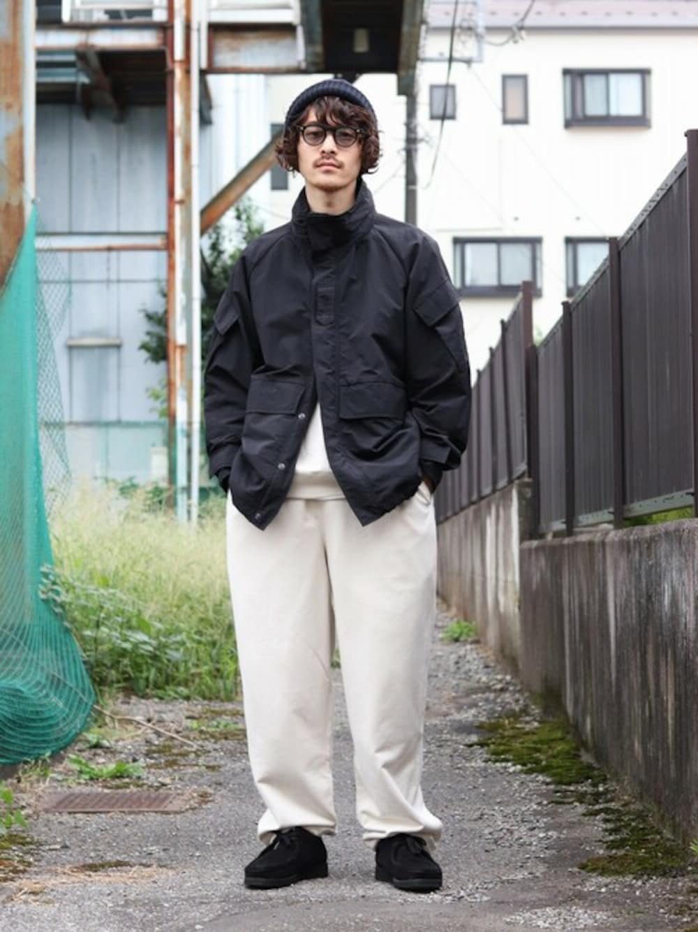 ブラック系のミリタリージャケット、ホワイト系のTシャツ/カットソー、ホワイト系のスウェットパンツを着用したメンズの秋コーディネートの1枚目の写真