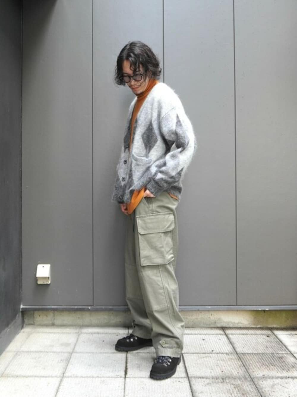 「カーディガン、サングラス、ミリタリーパンツ、DAIRIKU、PORT BY ARK、JULIUS TART OPTICAL、REMI RELIEF NAVY LABEL」｜「DannerのDanner / ダナー：【ONLY ARK】別注 Mountain boots：ONLYARK-0-5007[STD]（ブーツ、ブラック系）」を使った、ARKnets STAFFさん（メンズ・169cm）の秋コーディネートの1枚目の写真