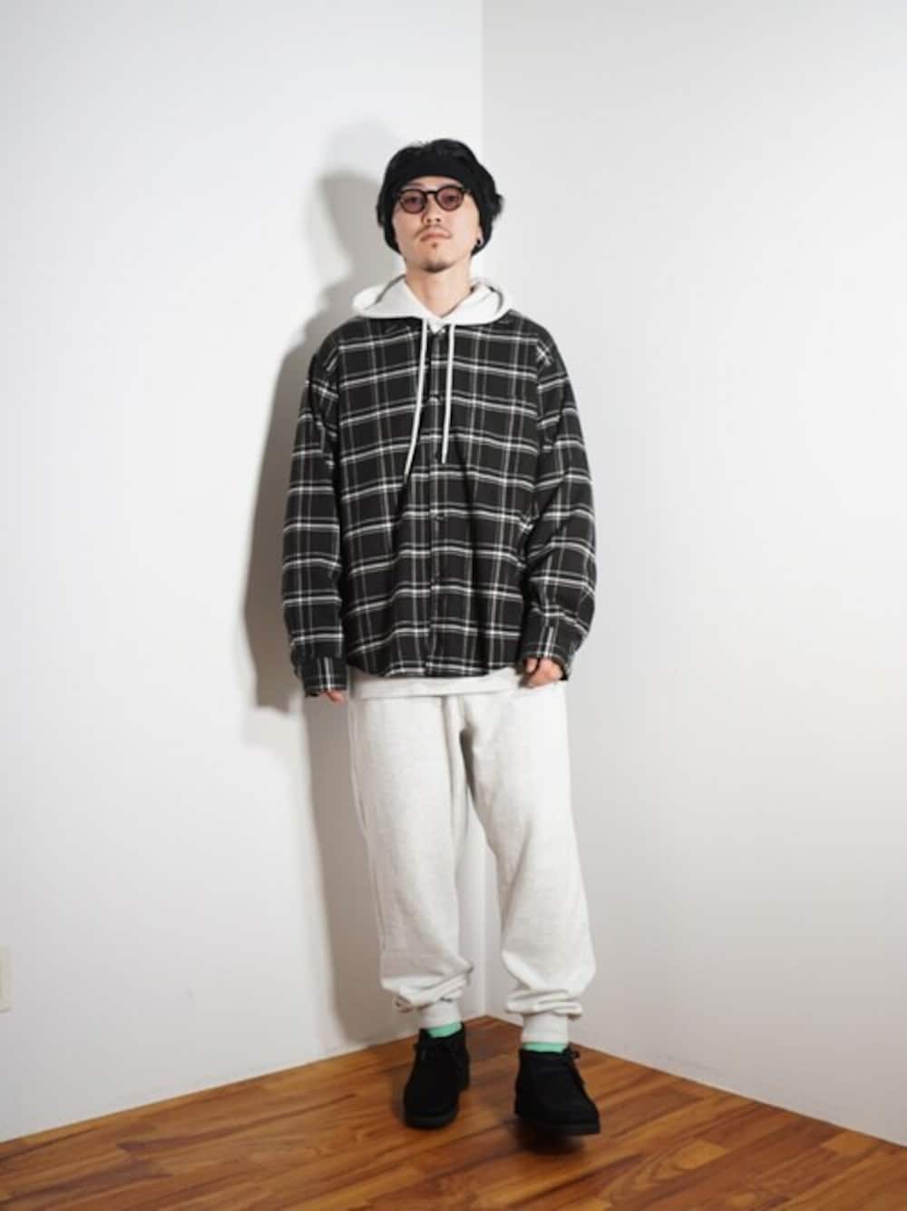 「スウェットパンツ、ブーツ、チェックシャツ、パーカー、gold、ラフコーデ、COMESANDGOES、JULIUS TART OPTICAL、FreshService、Padmore&Barnes」｜「Padmore&BarnesのPadmore&Barnes / パドモア&バーンズ：【ONLY ARK】別注 P404 ORIGINAL MID：ONLYARK-0-5010[COR]（ブーツ、ブラック系）」を使った、ARKnets STAFFさん（メンズ・175cm）の秋コーディネートの1枚目の写真