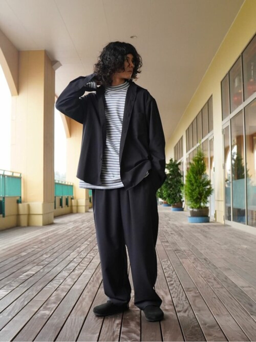 ブルー系のシャツ/ブラウス、ブルー系のその他パンツ、ブルー系のTシャツ/カットソーを着用したメンズの秋コーディネートの1枚目の写真