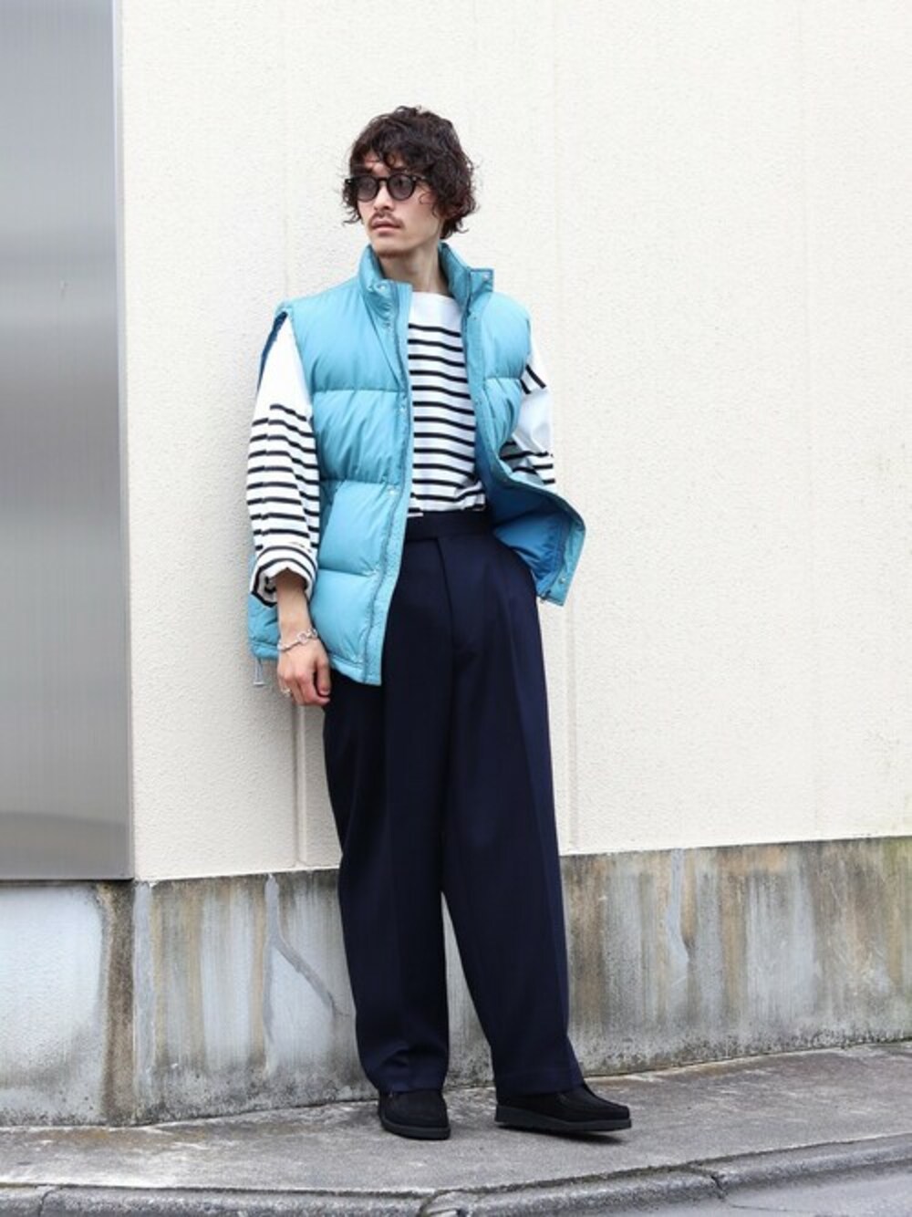 「ビッグシルエット、ダウンジャケット、ボーダー、ダウンベスト、ブルー、marka、秋コーデ」｜「markaのmarka / マーカ：OFFICER PANTS 2TUCK WIDE - 2/48 wool soft serge -：M22C-07PT01C[COR]（スラックス、ブルー系）」を使った、ARKnets STAFFさん（メンズ・175cm）の秋コーディネートの1枚目の写真
