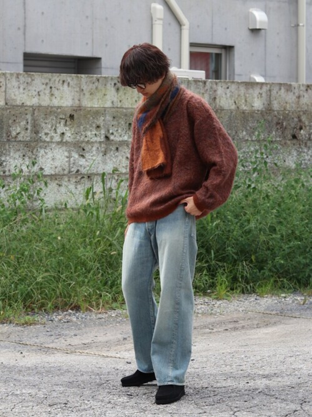 ブラック系のブーツを着用したメンズの秋コーディネートの1枚目の写真