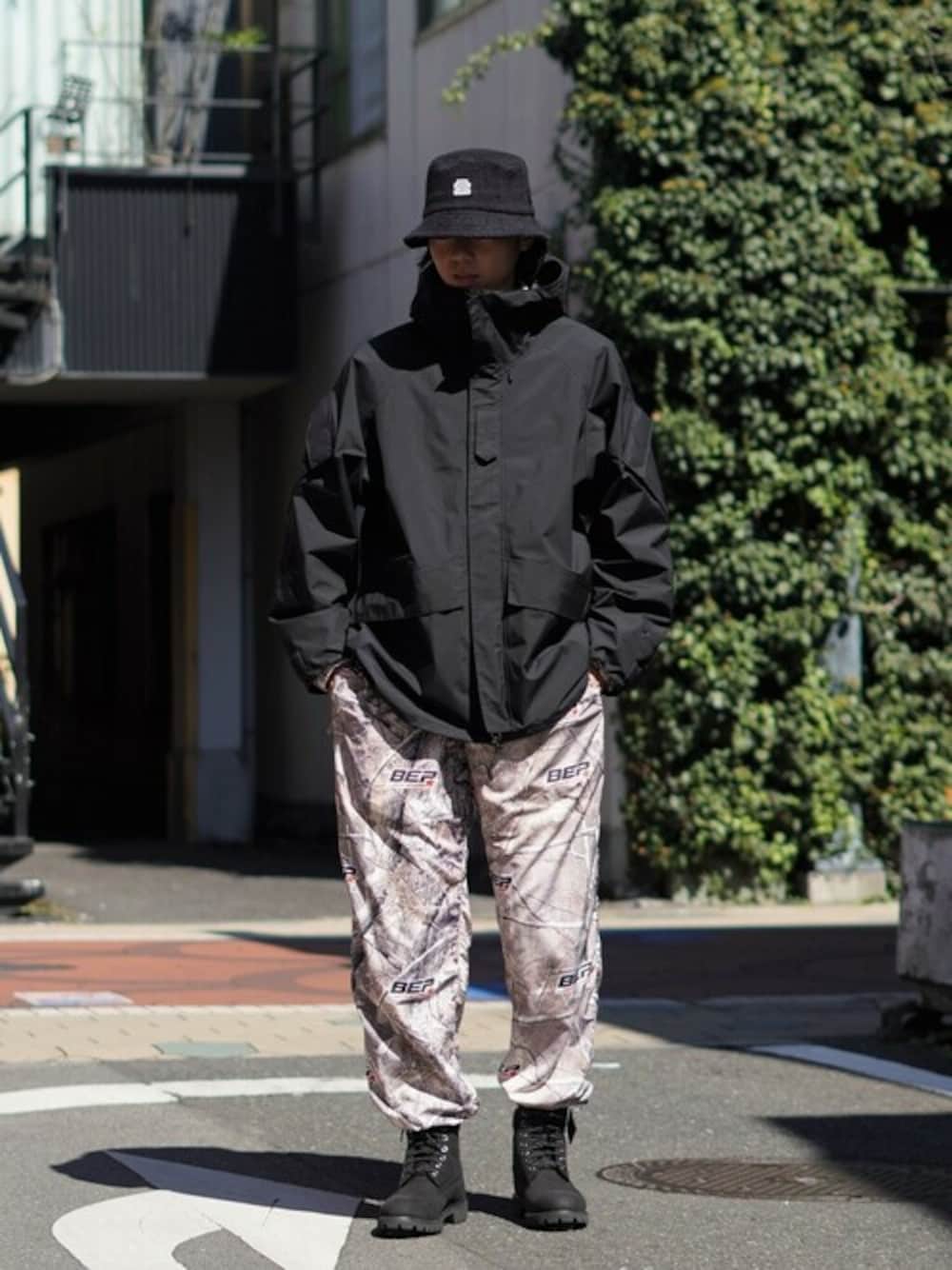「ダウンジャケット、ブーツ、ハット、ナイロンジャケット、Timberland、sugarhill、ナイロンパンツ、goldwin、blackeyepatch」｜「GOLDWINのGOLDWIN / ゴールドウィン：【ONLY ARK】別注 Hooded Snow Jacket：ONLYARK-0-1016[PIE]（ミリタリージャケット、ブラック系）」を使った、ARKnets STAFFさん（メンズ・183cm）の秋コーディネートの1枚目の写真