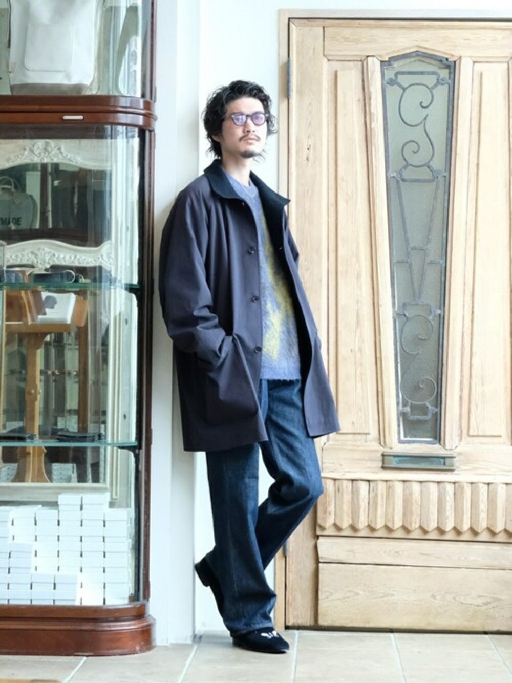 「コート、ニット、スリッポン、デニムパンツ、Maison Margiela、AURALEE、TOMWOOD、yoke、JULIUS TART OPTICAL、Tricker`s」｜「Tricker'sのTricker`s / トリッカーズ：【ONLY ARK】別注 CHURCHILL & VICTORIA：ONLYARK-0-5005[MUS]（スリッポン、ブラック系）」を使った、ARKnets STAFFさん（メンズ・175cm）の秋コーディネートの1枚目の写真
