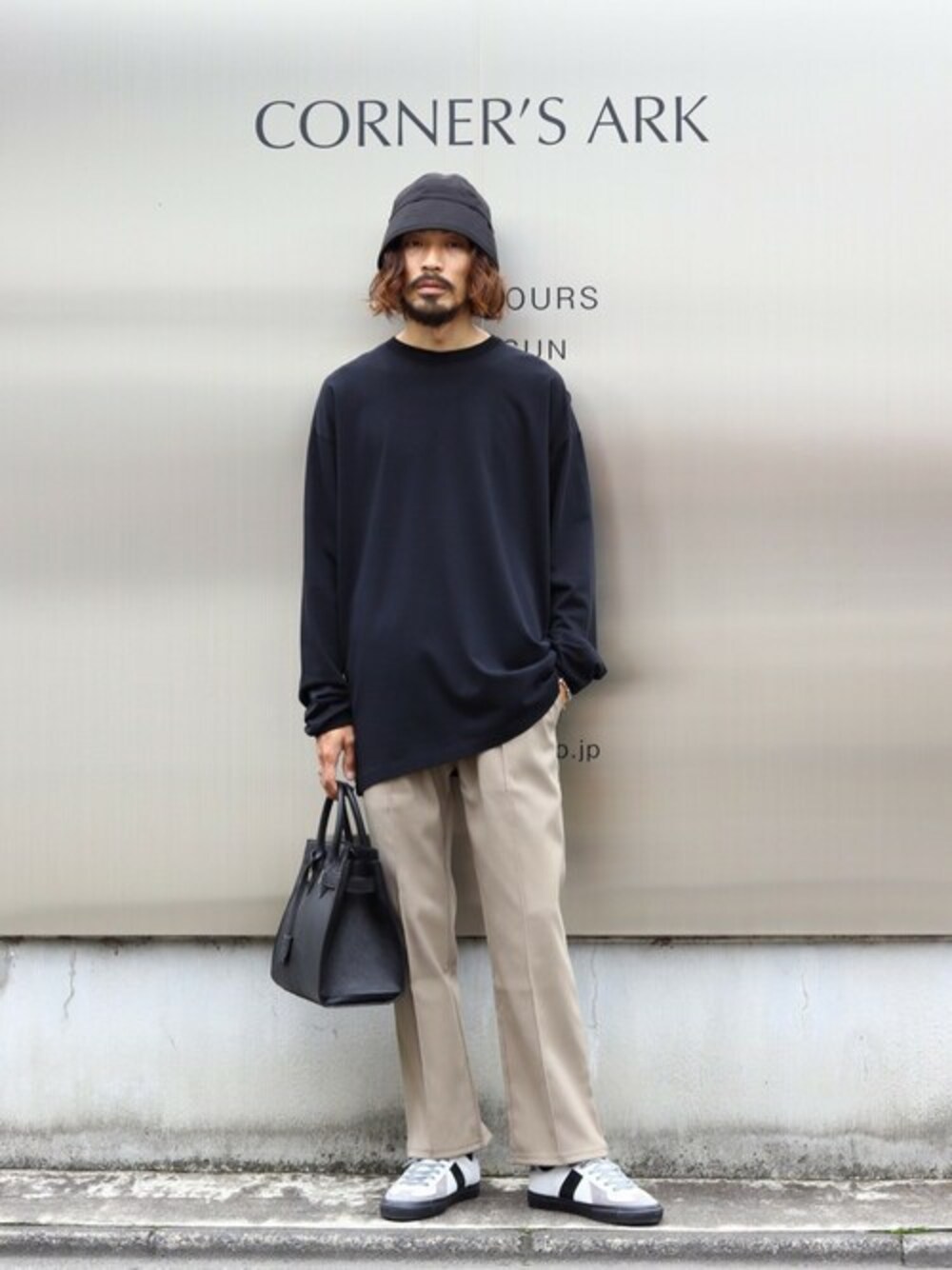 ブラック系のTシャツ/カットソーを着用したメンズの秋コーディネートの1枚目の写真