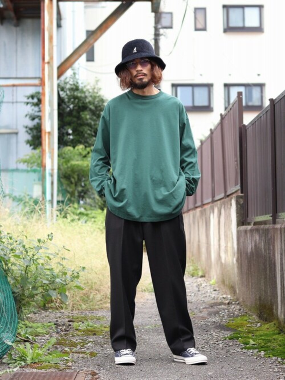 グリーン系のTシャツ/カットソーを着用したメンズの秋コーディネートの1枚目の写真