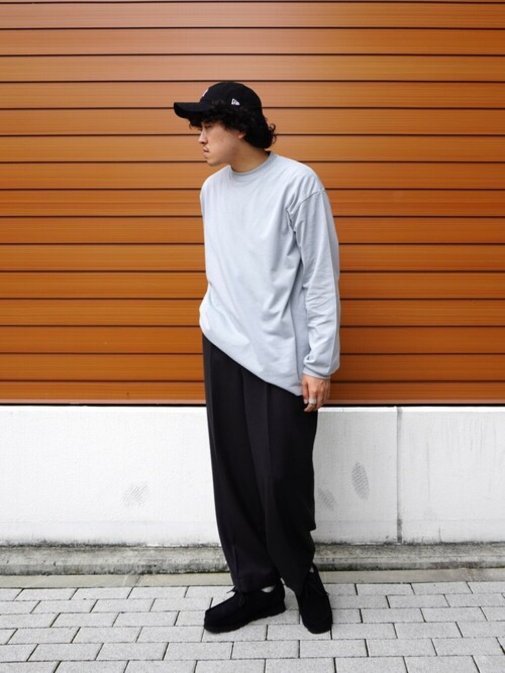 グリーン系のTシャツ/カットソーを着用したメンズの秋コーディネートの1枚目の写真