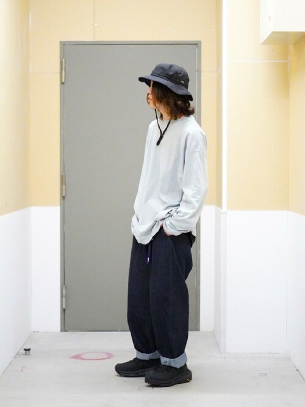 グリーン系のTシャツ/カットソーを着用したメンズの秋コーディネートの1枚目の写真