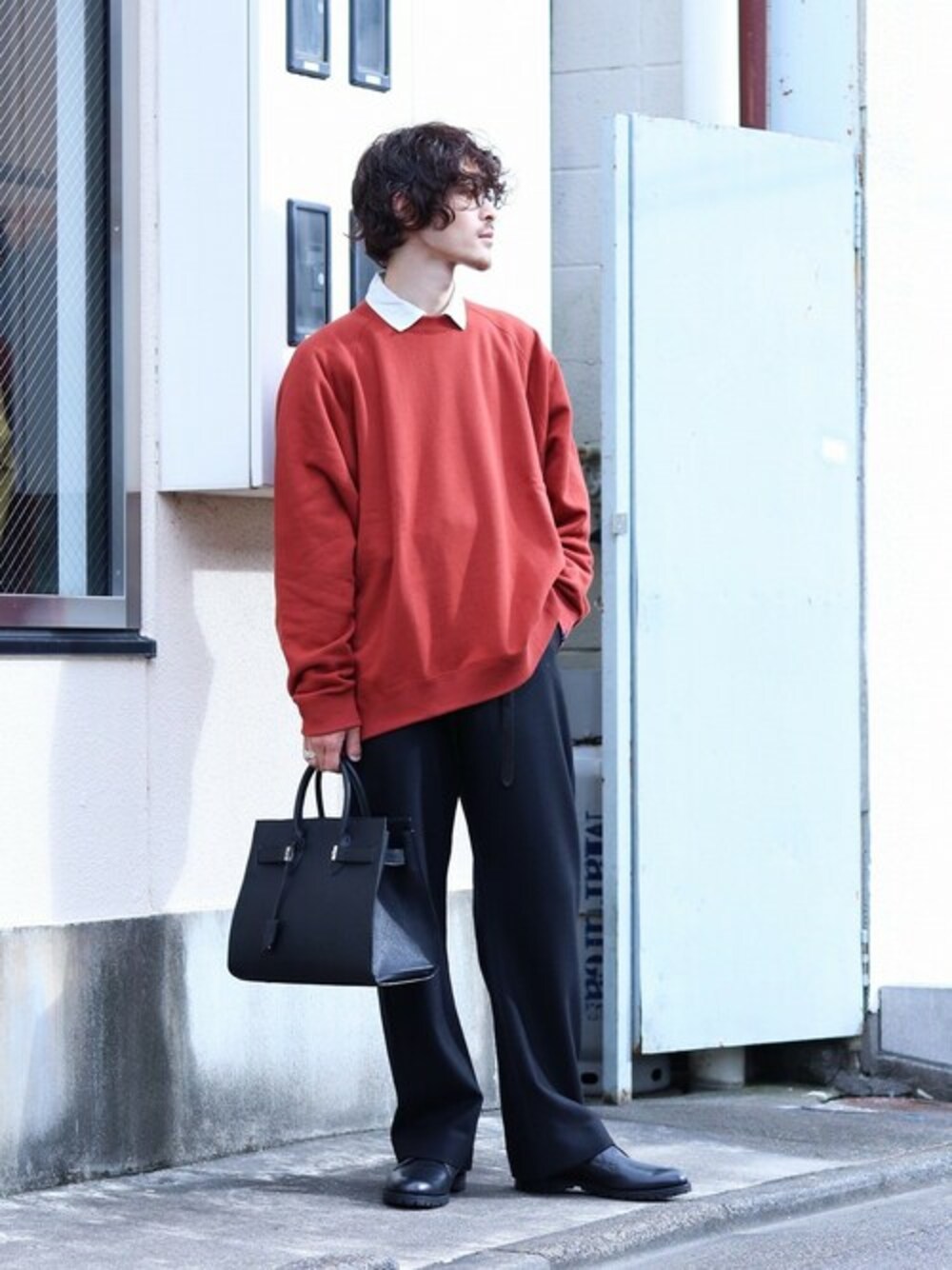 ブラック系のスラックスを着用したメンズの秋コーディネートの1枚目の写真